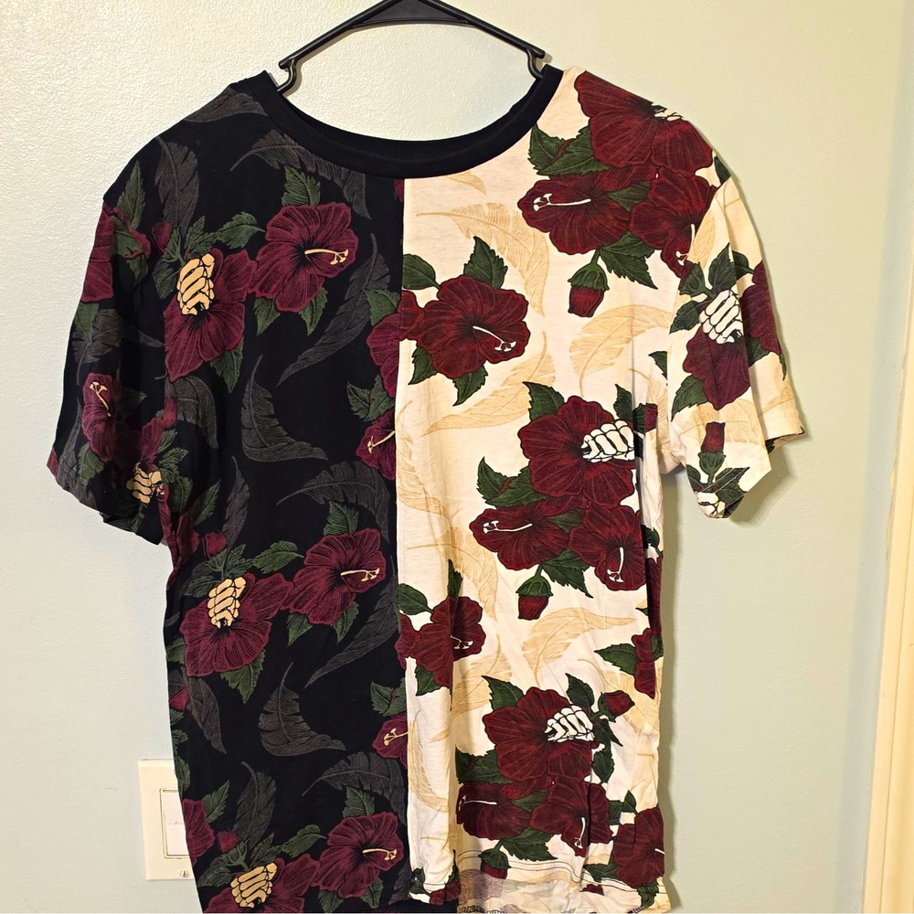 Eighty Eight Men's Floral Skeleton Hand Crew Neck Short Sleeve Tee L #182